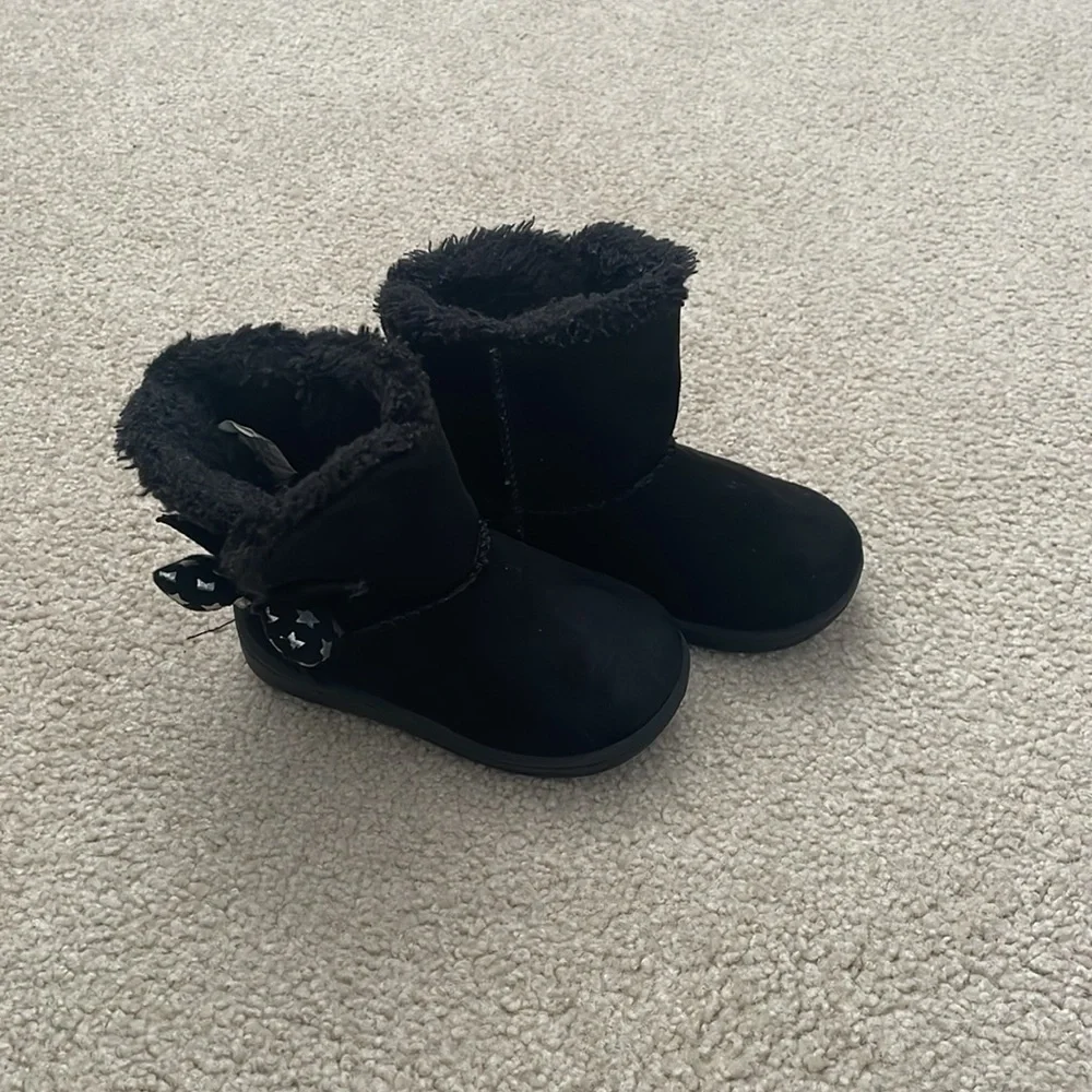 Girls Black Boots. Size 4. Excellent Condition.
